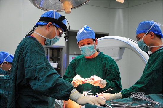 刘忠军在手术中将3D打印植入物植入患者体内.jpg