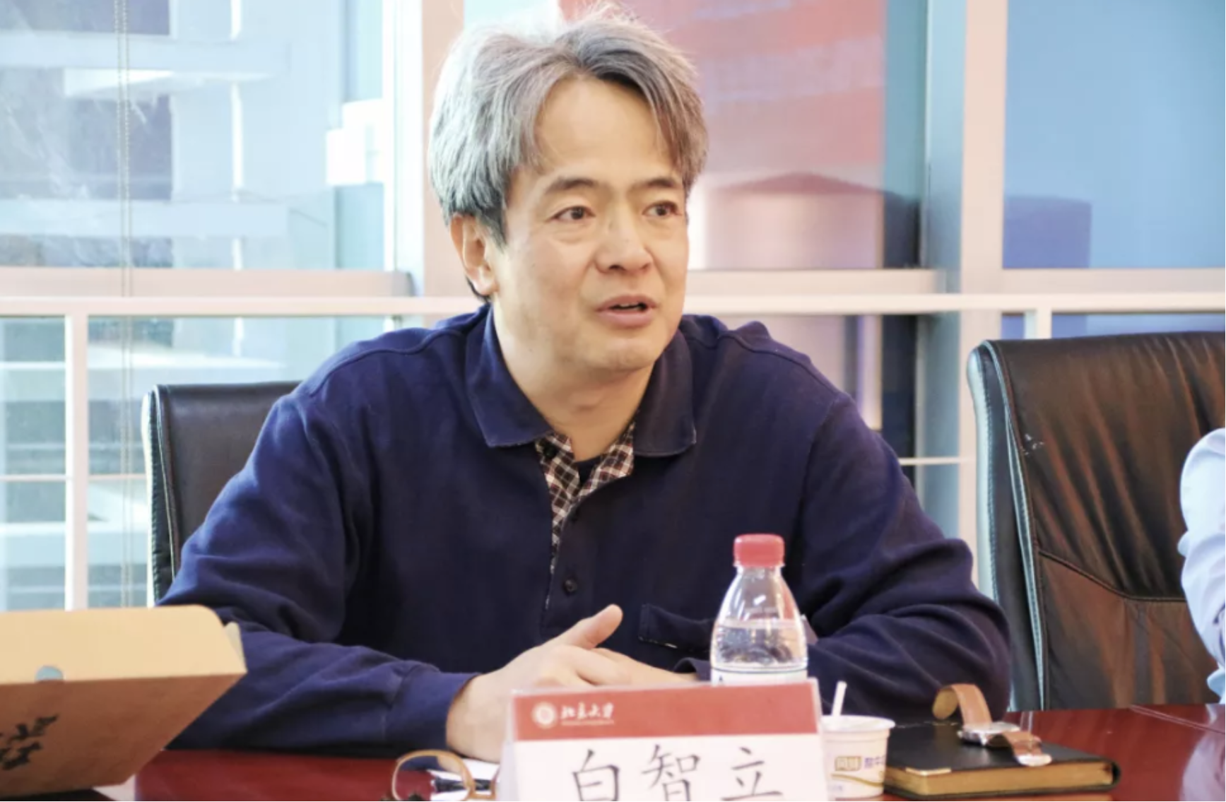 第六期学生社团四方沙龙交流会上,白智立与同学们交流
