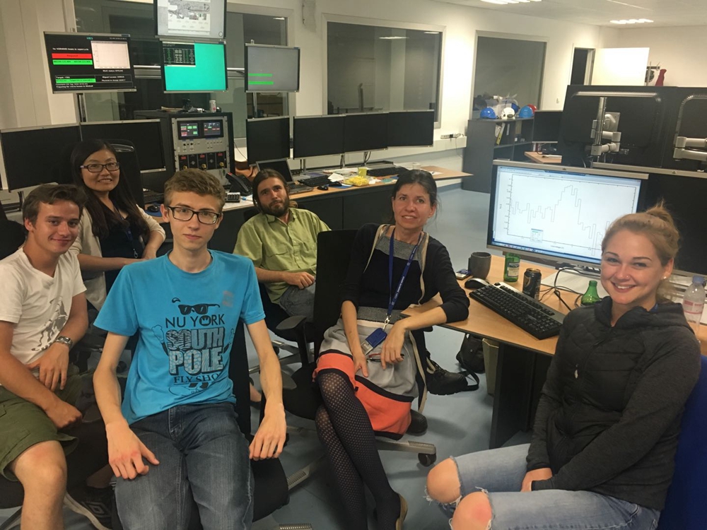 2016年9月某天的凌晨5点，杨晓菲（后排左一）与同事在ISOLDE数据获取和控制室_副本.jpg