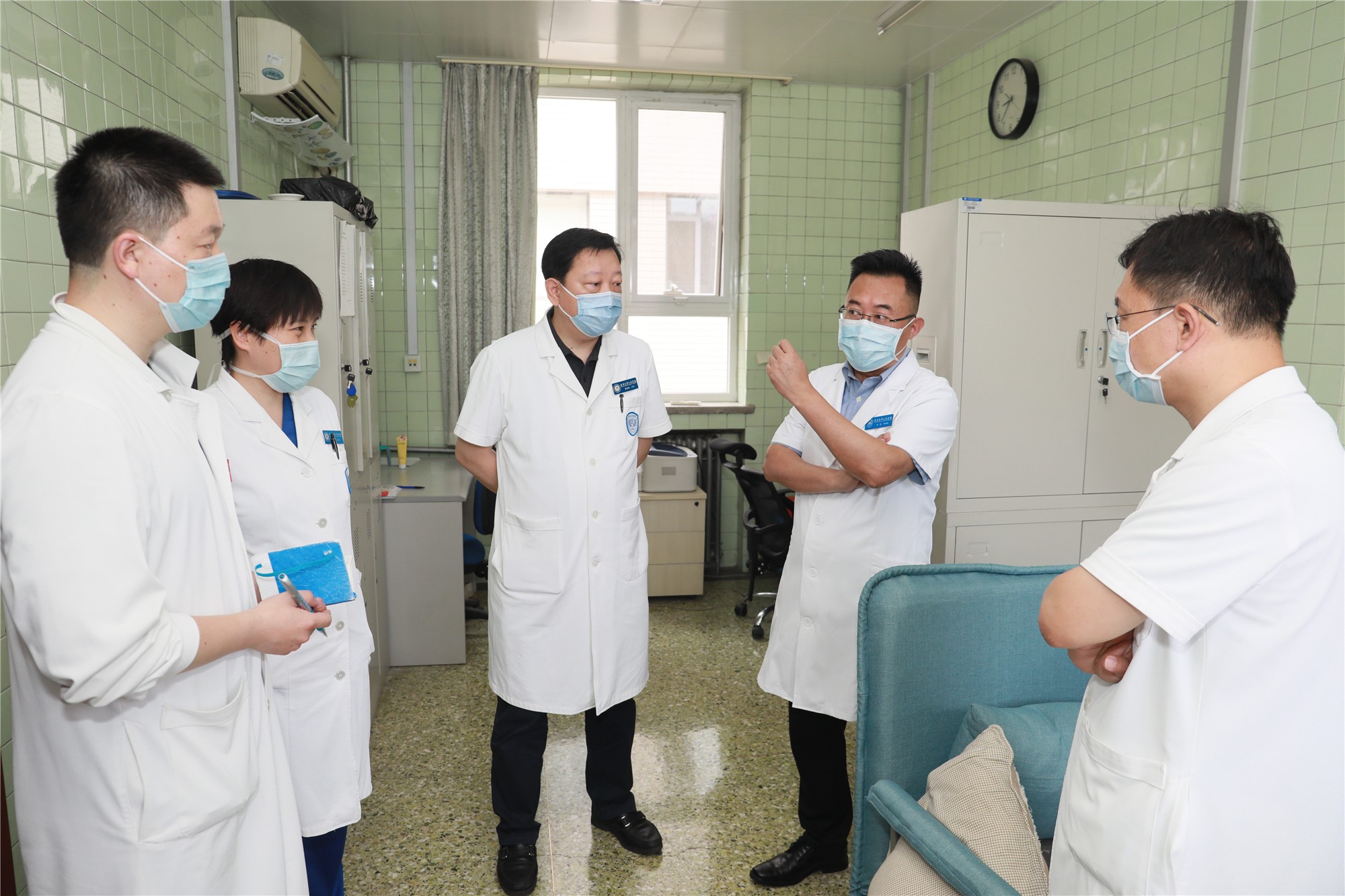 包含北京大学第三医院挂号微信客服-我来告诉你，全国人民一起抗击疫情的词条