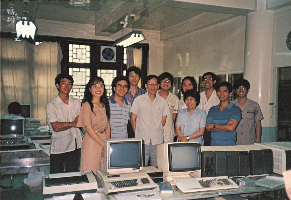 1987年，陈堃銶、王选和北大计算机所学生在华光III型系统前.jpg