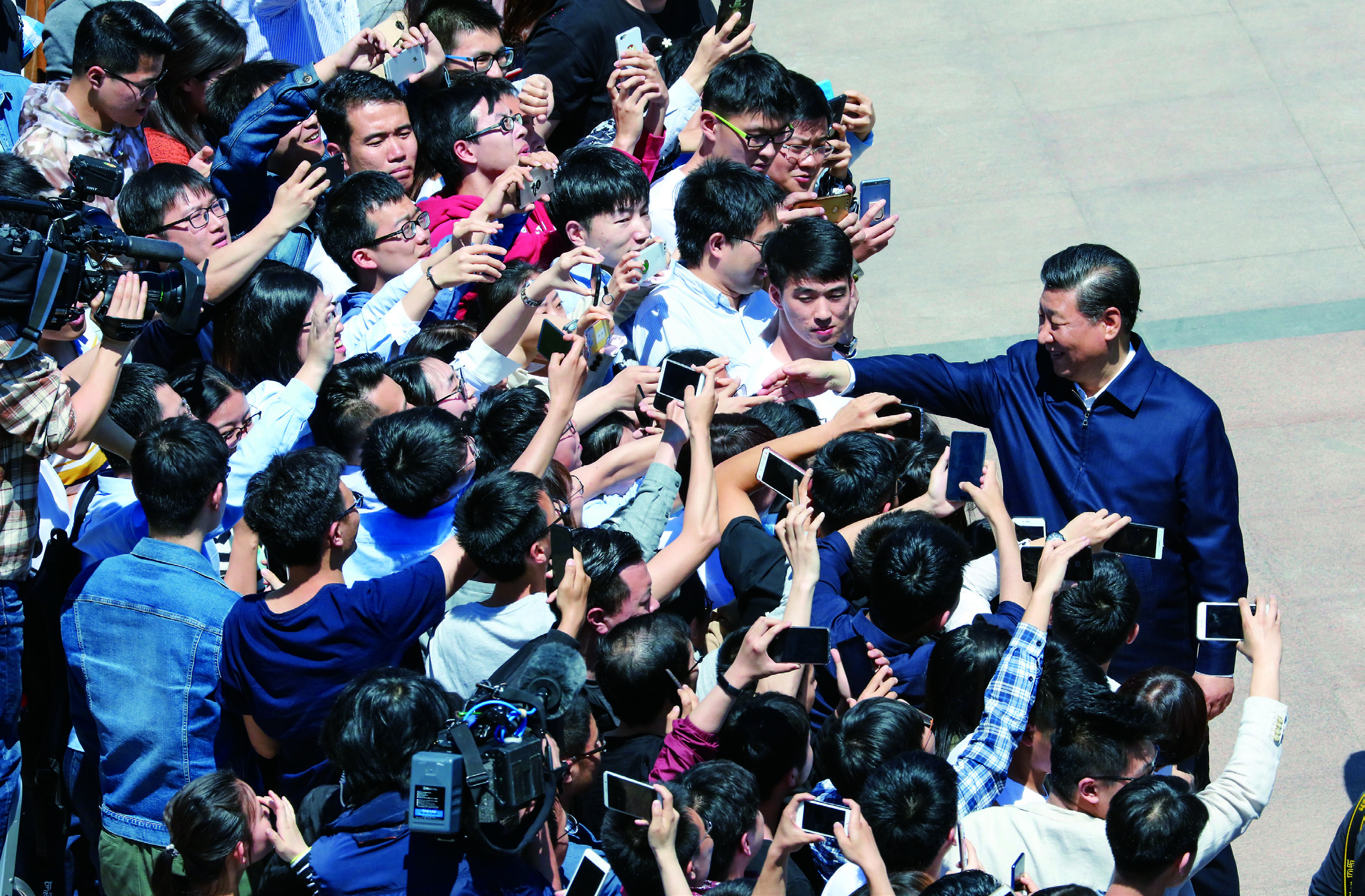习近平离开学校时，道路两旁挤满了师生，大家向总书记问好，争相同总书记握手，齐声高喊“团结起来，振兴中华”，齐声高唱《歌唱祖国》
