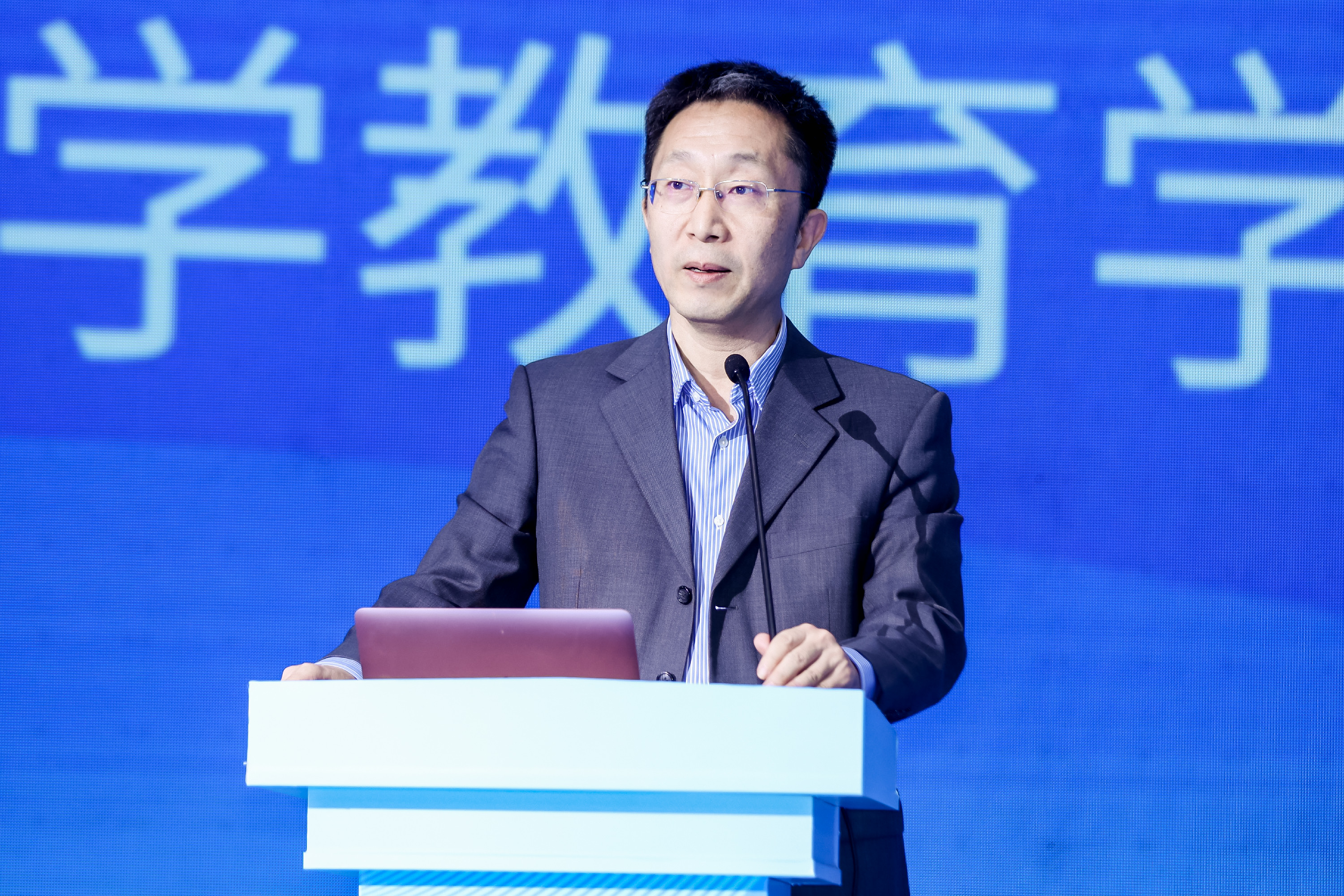 93559b8a979b41948ae3813ed5e50030.jpg 阎凤桥老师.jpg