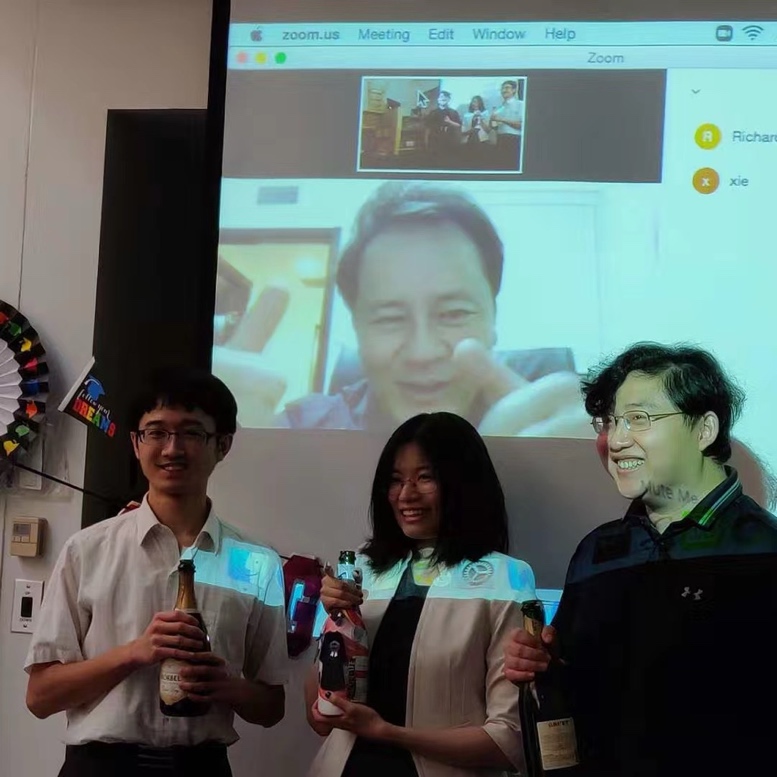 图17 2019谢晓亮在线上庆祝最后三位哈佛博士生顺利完成毕业答辩,从左到右分别为张棋涵、蔡文婷、曹云龙.jpeg