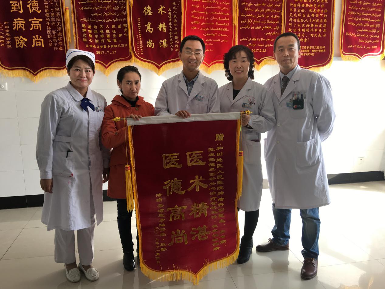 ca6187ecdebb4156bddc9bf67b7e5601.jpg 病人家属送来感谢锦旗(左三为卓明磊).jpg