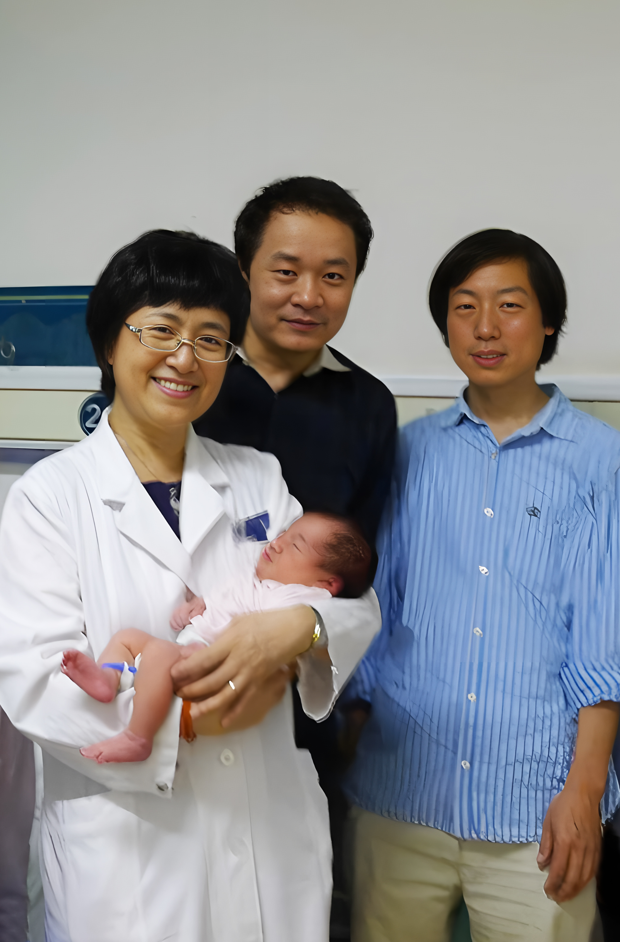 图9 2014世界上第一例“MALBAC婴儿”诞生(左起分别是乔杰、谢晓亮、汤富酬).jpg