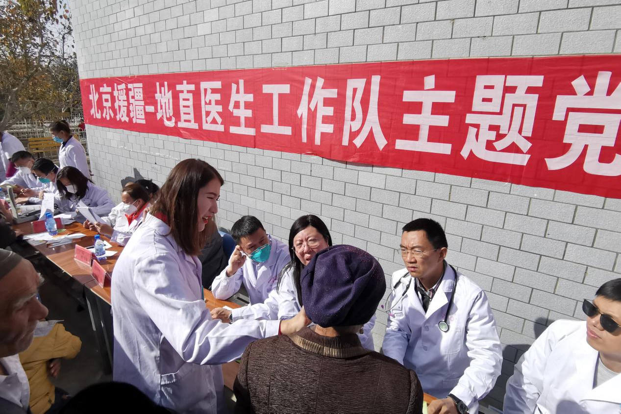 051cc19d461d4685be12b066af983d38.jpg 卓明磊(右二)在策勒县下乡义诊_副本.jpg
