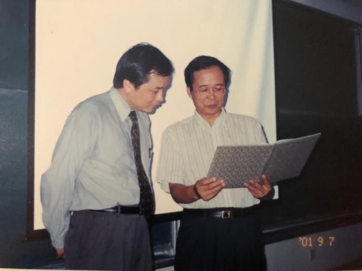 图2 林建华授予谢晓亮北大化院客座教授聘书.jpeg