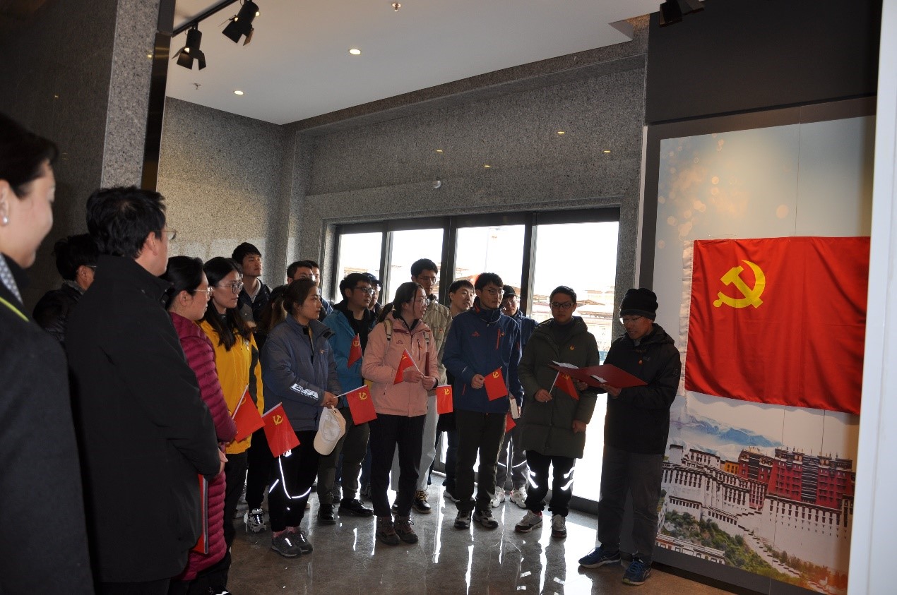 68c5fdfa981844c3a6ccc3ef12469fb5.jpg 图二北京大学西藏科考队临时党支部成立仪式.jpg
