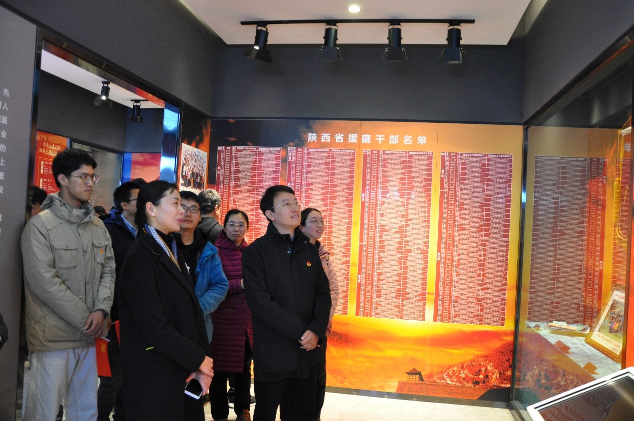 6ccef87d3bd540168b5d683808629b91.jpg 图一师生共同参观援藏展览馆.jpg
