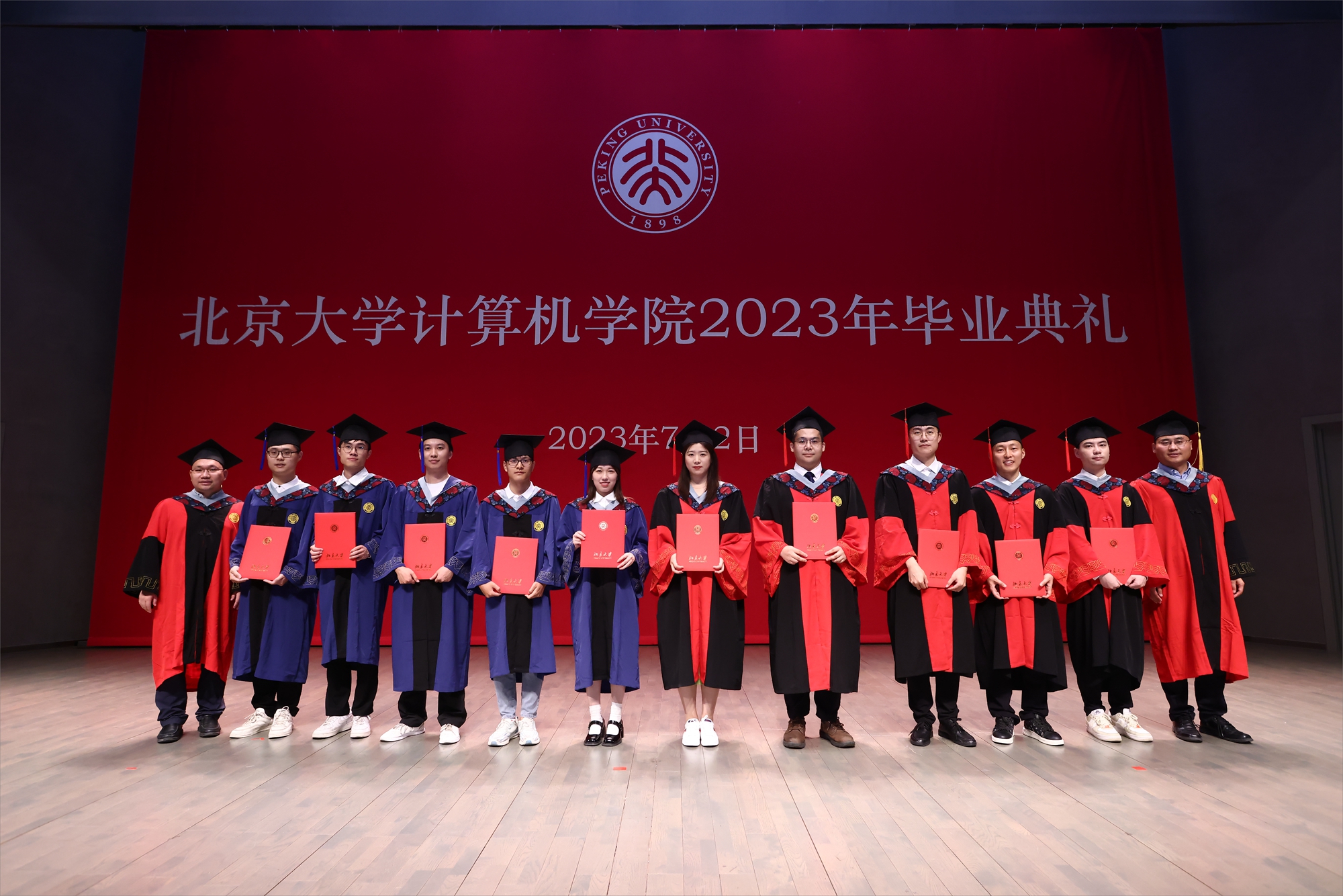 88d10ebab8854f79be60d7e2e6dc3334.jpg 优秀毕业生颁奖2.jpg