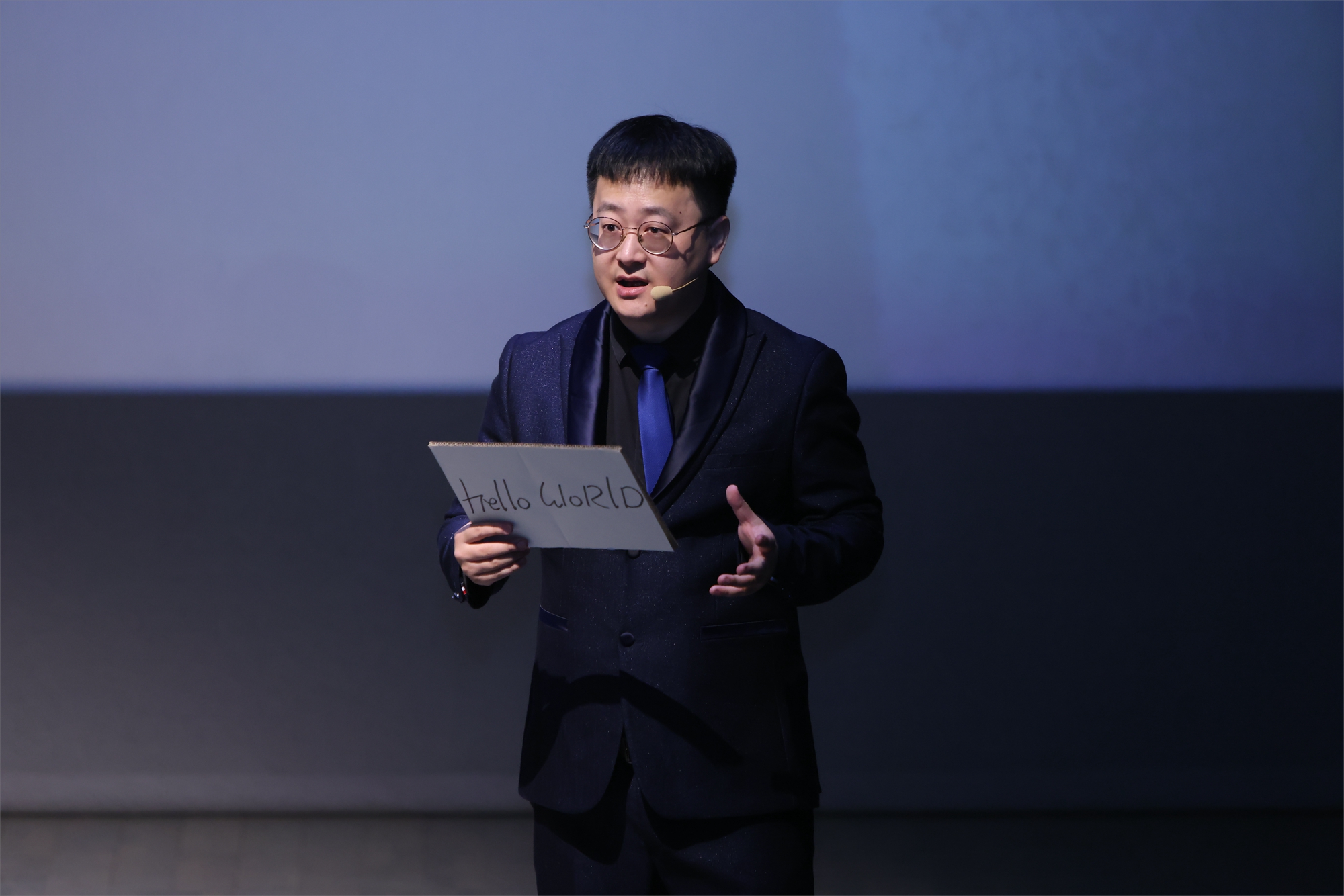 c39150b085ff4744835a09500c7039b6.jpg 毕业魔术《Hello World》1.jpg