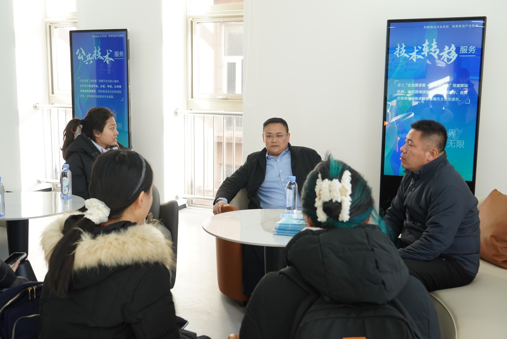 2实践团与全国高校绿色能源区域技术转移转化中心(北京)工作人员开展座谈交流.jpeg