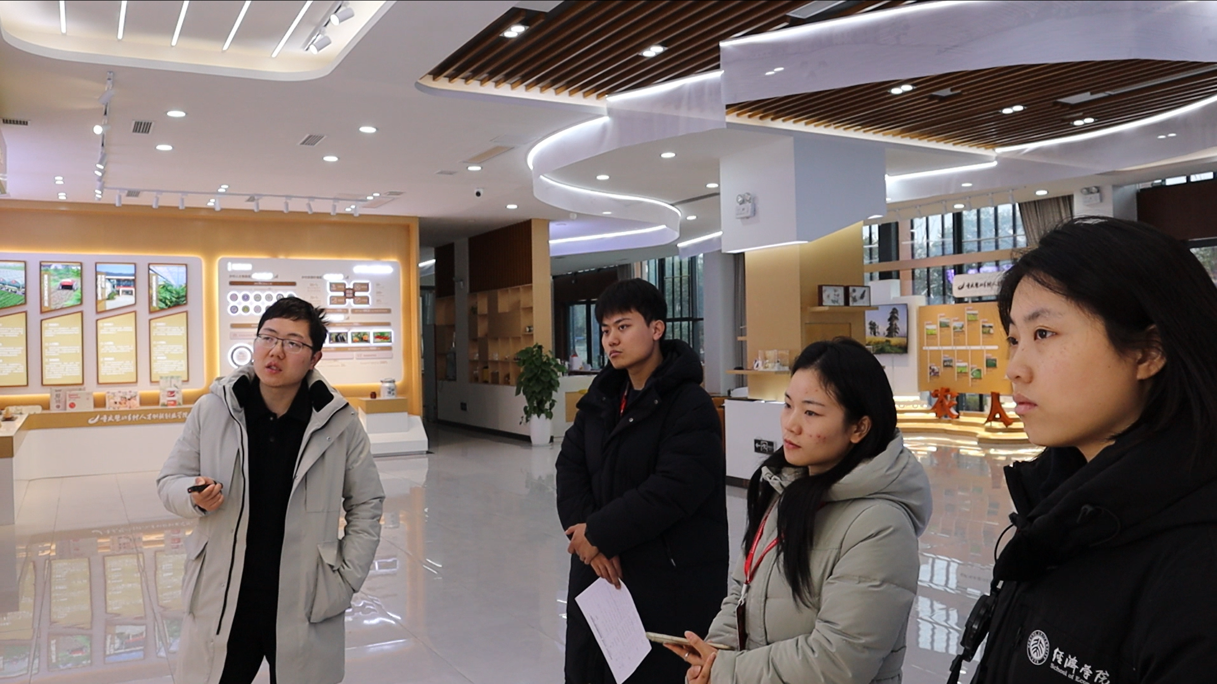 4+实践团参观乡创学院.png