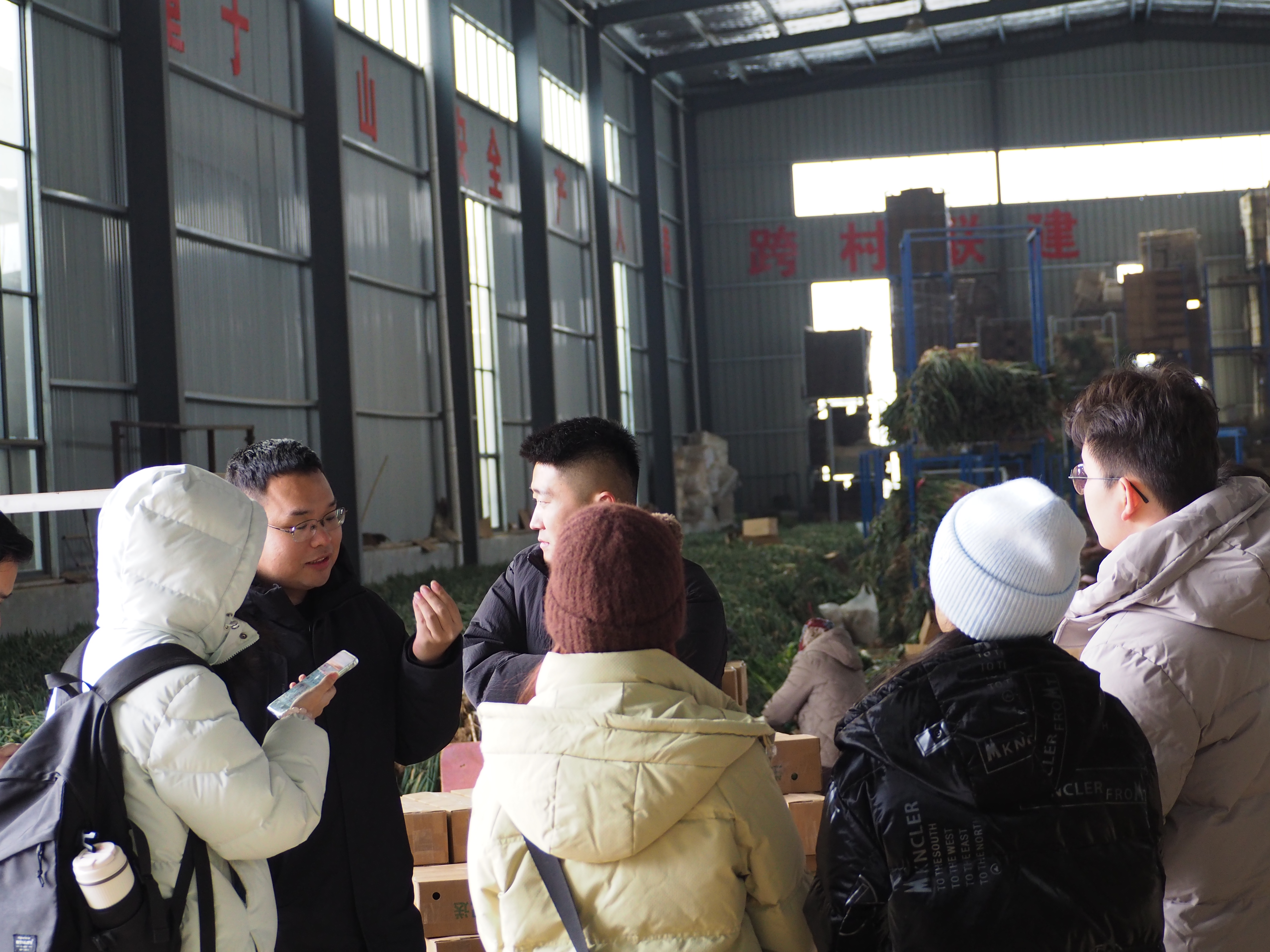 2+实践团参观文集电商产业示范基地.jpg