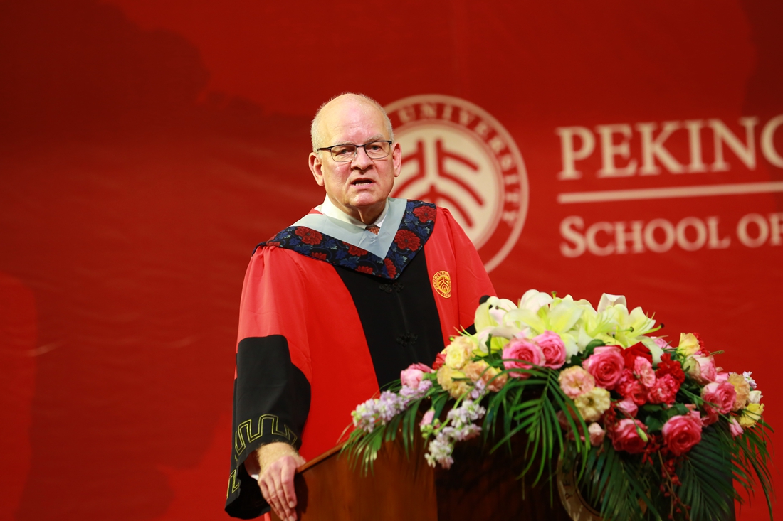 b154b9e020cb4263843ced3a8dc8336f.jpg Philip McConnaughay院长_副本.jpg