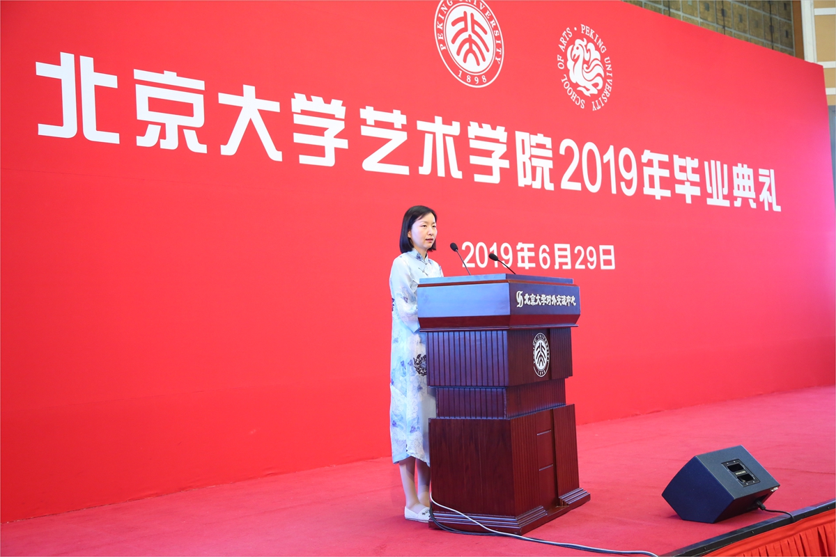 9e41f2e09cbe473895001357ba981f4d.jpg 校友代表孟雪发言.jpg