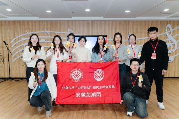 13+实践团成员参与各类青春沙龙活动.png