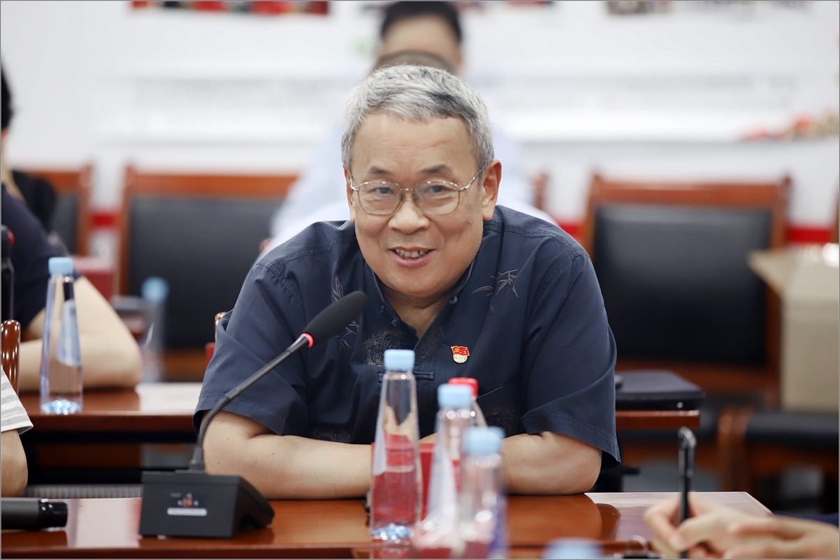 0279aae386f74fed893e481649dfd20f.jpg 何小锋.jpg