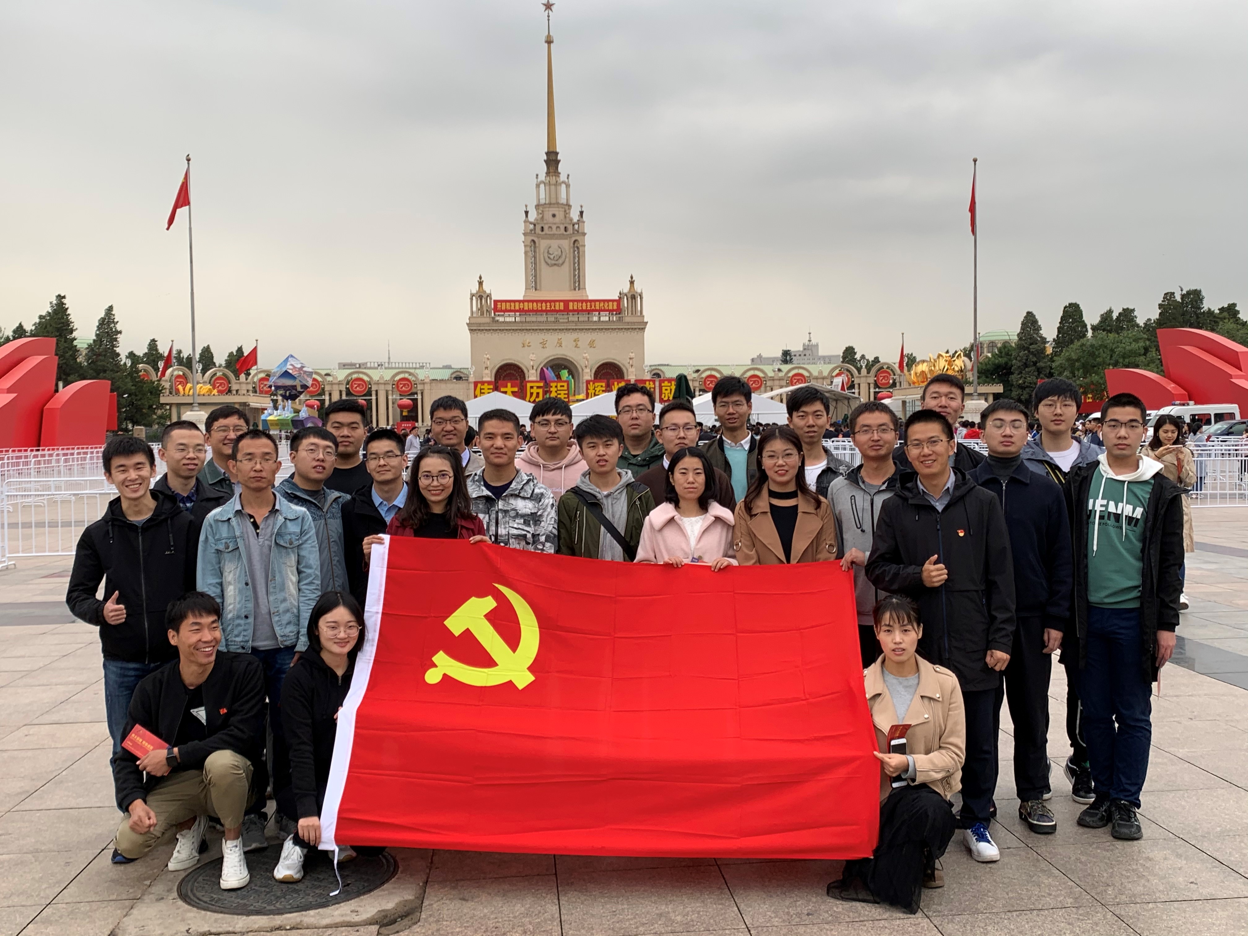 f7218dd2a18040bfab70666d211eb2da.jpg 图一 支部同学在展览馆前合影.jpg