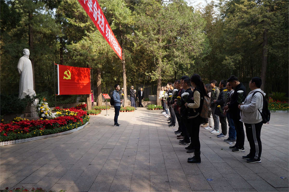 46a5cac60a3b4332b2f450f7c605f115.jpg 图二路宽老师讲解李大钊先生生平事迹.jpg