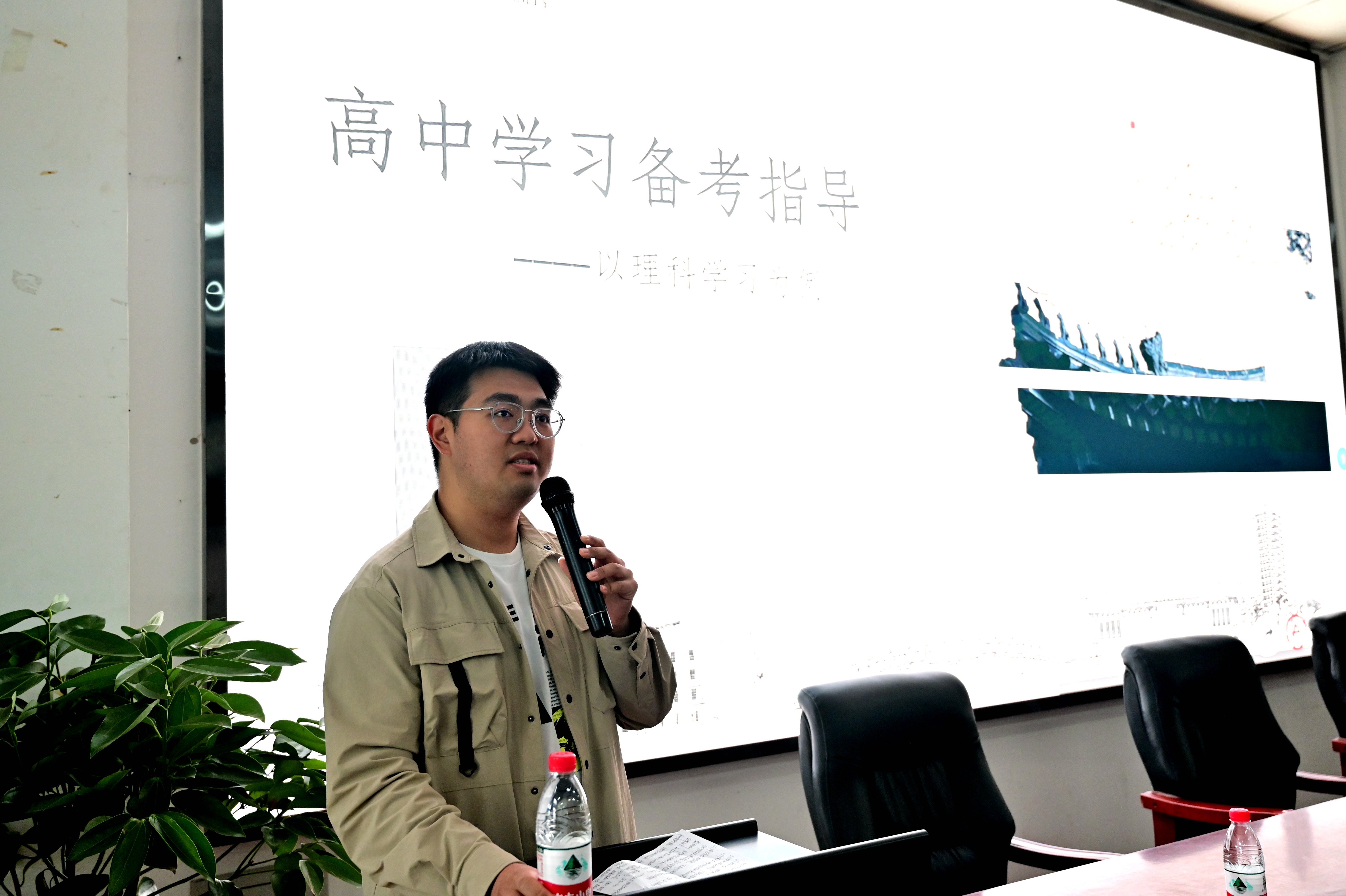 50ad047b41fc48adbf9cf5deb4a2a529.jpg 图4 工学院2020级本科生林奕成做分享.JPG