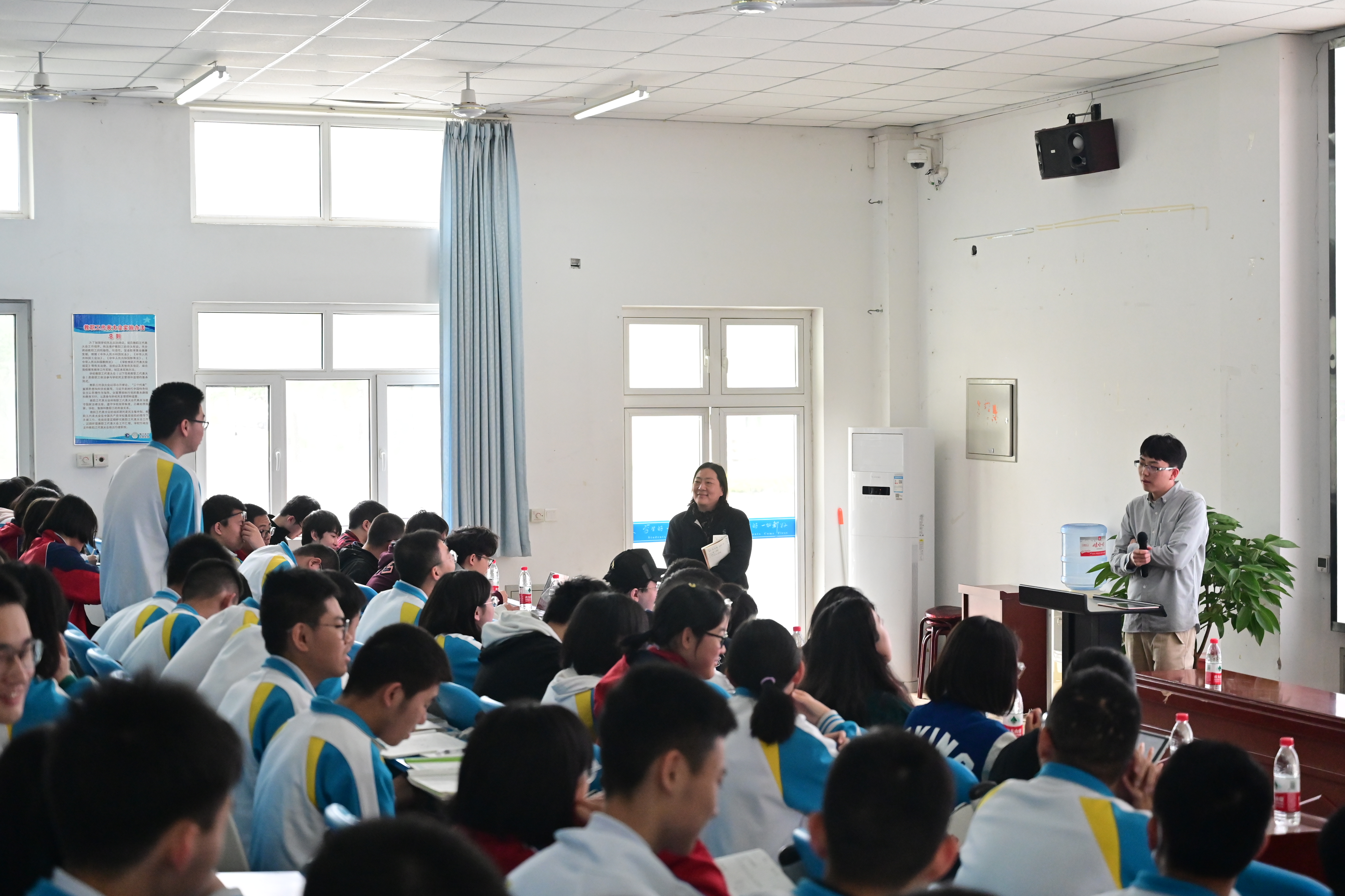 bc04d6891d8a47c19333a6001ead10d2.jpg 图6-1 安新中学师生踊跃提出问题.JPG