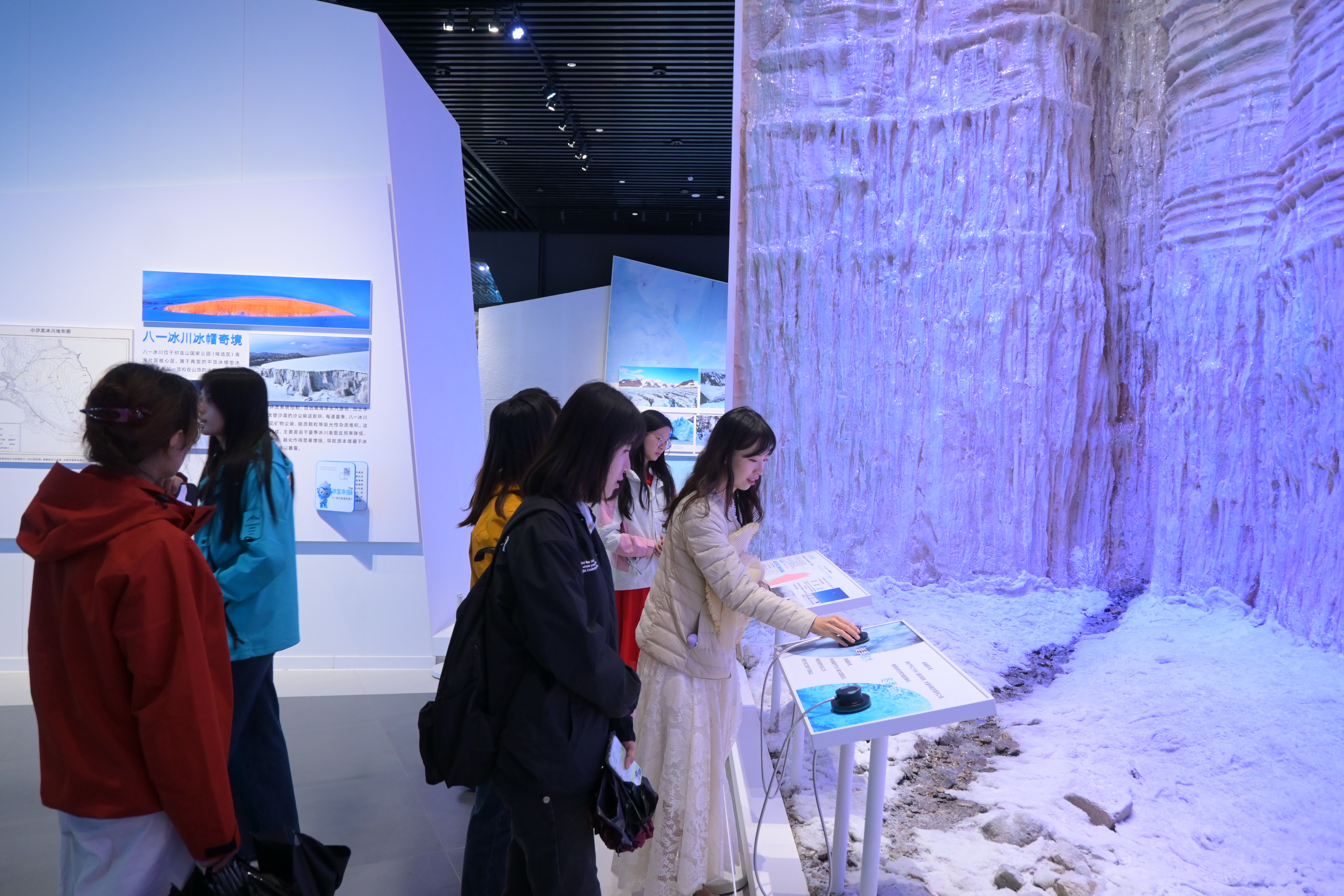 7-2026年北京大学“力行计划”青海海北祁连团参观八一冰川科普馆.jpg