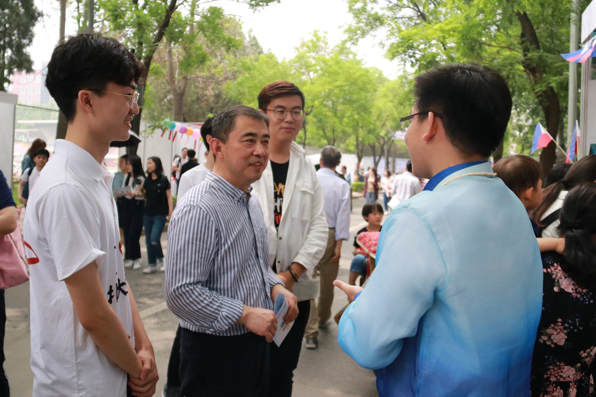 df852f61db584184b17506b0613c2839.jpg 徐善东(左二)在北京大学医学部第二届世界文化节暨第二十六届社团文化节上与学生交流_副本.jpg