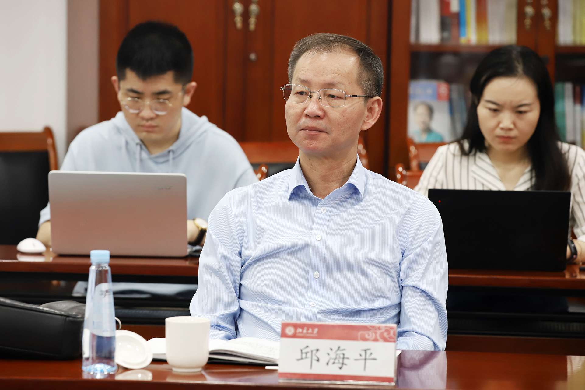 0f4d0a7a8d0e4d2d9029a79bae70fe8b.jpg 邱海平发言.jpg
