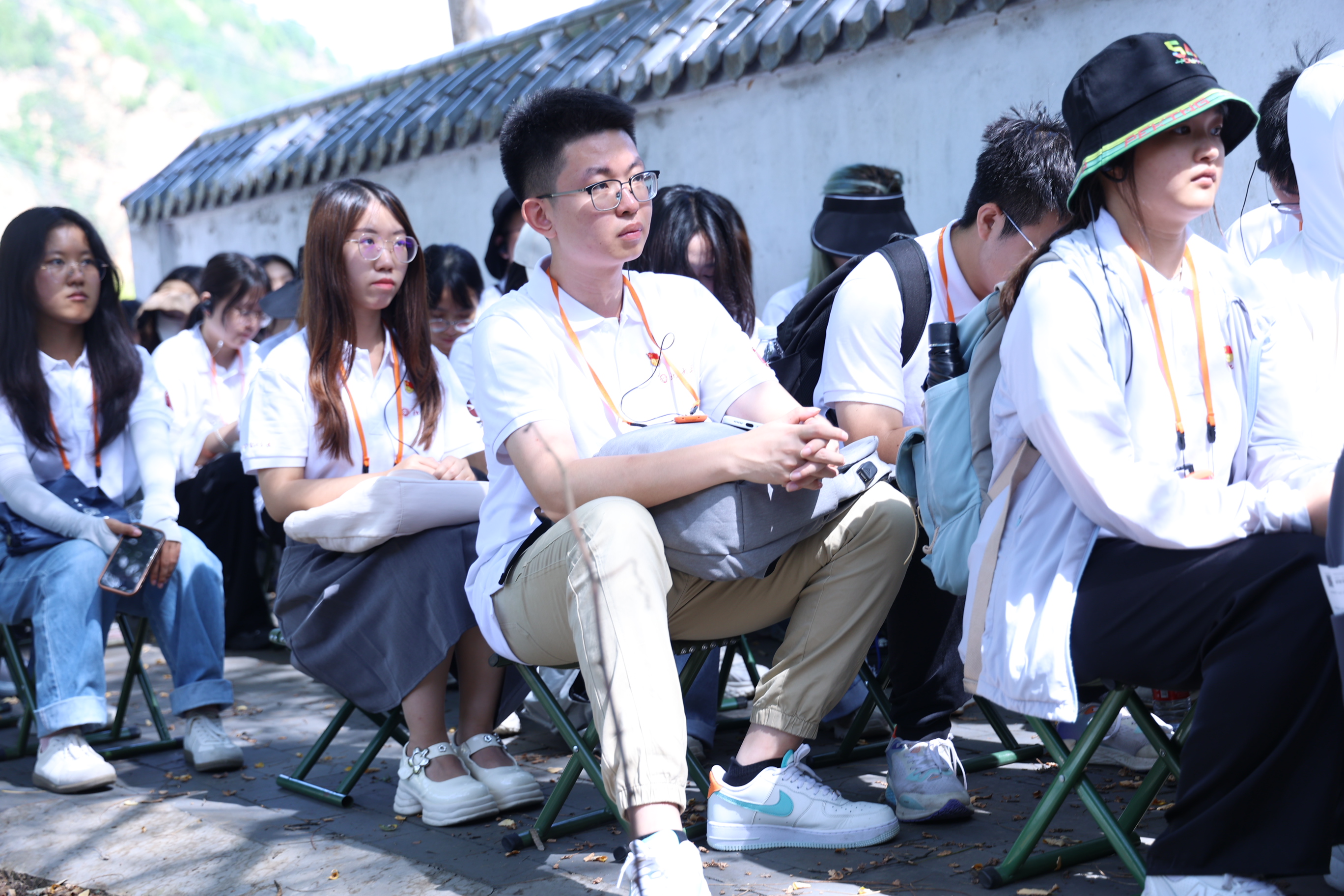图3-在梁家河村聆听总书记知青岁月故事.JPG