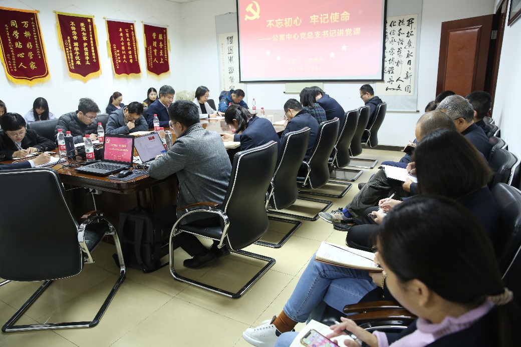 646c860f80444ed5b78351d57d4776fb.jpg 讲课现场.jpg