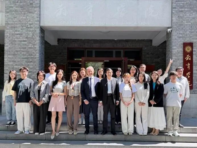 教育学院部分师生与平克瓦特合影留念.jpg