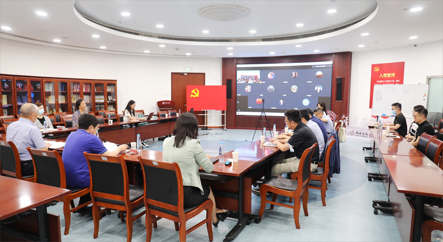 a274a3eb0332466c9b5049525e574de0.jpg 与会师生分享心得体会.jpg